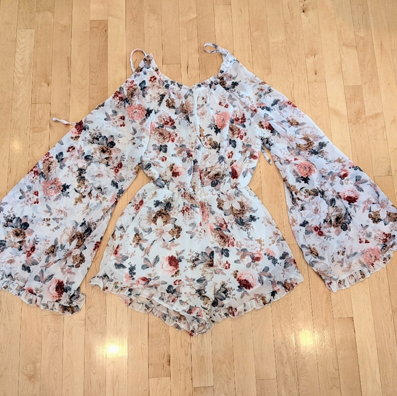 Flowy, Floral, Bell Sleeve Backless Romper - Picture 5 of 7